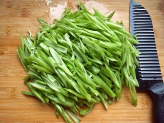 3、蒜蓉空心菜梗,空心菜梗斜着切段。