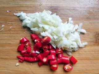 4、蒜蓉空心菜梗,大蒜切丁，小米椒切圈。