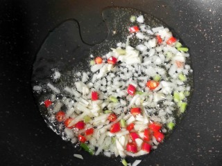 6、蒜蓉空心菜梗,锅内放油，放入大蒜，小米椒爆香。