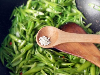 8、蒜蓉空心菜梗,空心菜梗炒软，放胡椒粉鸡精。