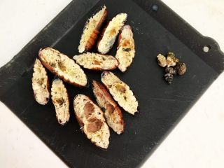 9、美味小零食 香酥开边蚕蛹,蚕蛹晾凉后从中间切开,取出中间的小蚕