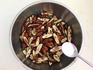 11、美味小零食 香酥开边蚕蛹,加入5克精盐