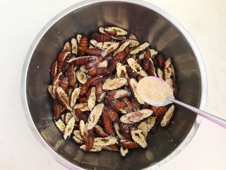 12、美味小零食 香酥开边蚕蛹,加入6克白胡椒粉