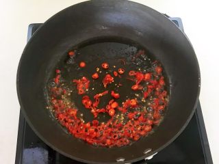 24、美味小零食 香酥开边蚕蛹,加入小米辣,翻炒均匀