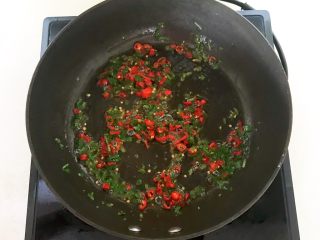 25、美味小零食 香酥开边蚕蛹,加入香葱末,煸炒出香味