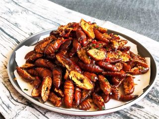 28、美味小零食 香酥开边蚕蛹,香酥蚕蛹出锅了