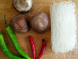 1、蚂蚁上树（素版）,准备食材。