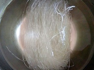 2、蚂蚁上树（素版）,粉丝用热水泡软洗净后沥干备用。