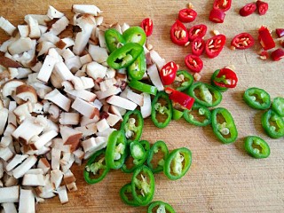 3、蚂蚁上树（素版）,香菇洗净切小丁，越小越好；杭椒和小米辣洗净切圈。