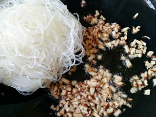 6、蚂蚁上树（素版）,然后放入泡软并沥干水的粉丝。