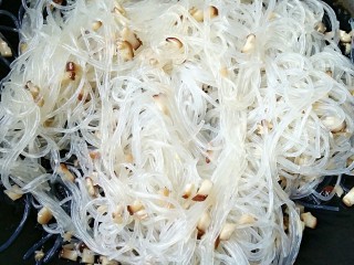 7、蚂蚁上树（素版）,中火快手翻炒。粉丝一定要沥干水，炒时动作要快，不然容易粘锅哦！