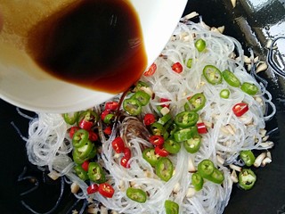 8、蚂蚁上树（素版）,再放入辣椒圈，倒入调好的酱汁。