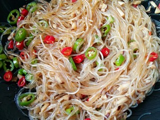 9、蚂蚁上树（素版）,快手翻炒均匀，让粉丝吸满酱汁即可。