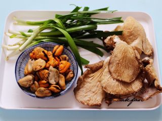 1、蘑菇海虹麦穗包,首先备齐所有的食材，海虹提前洗净后煮熟扒出肉来备用，韭菜摘洗干净备用。