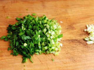 3、蘑菇海虹麦穗包,把韭菜也切碎备用。