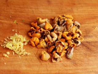 4、蘑菇海虹麦穗包,把海虹肉用刀一切两半，姜切成碎末。