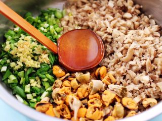 6、蘑菇海虹麦穗包,先加入花生油把所有的食材混合均匀，这样做出来的馅料不会出水。