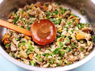 7、蘑菇海虹麦穗包,再加入花椒粉增加香味。