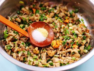 8、蘑菇海虹麦穗包,最后根据个人口味，加入适量的盐和鸡精调味。