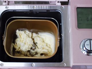 10、蘑菇海虹麦穗包,把中筋面粉和清水，放入东菱面包机里，再放入酵母后，启动面包机的和面程序开始和面。