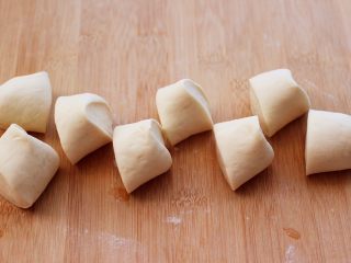 13、蘑菇海虹麦穗包,把醒发好的面团排气揉匀后，搓成长条用刀切成大小一致的剂子。