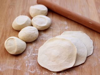 14、蘑菇海虹麦穗包,把剂子摁扁后，用擀面杖擀成圆形薄面皮。