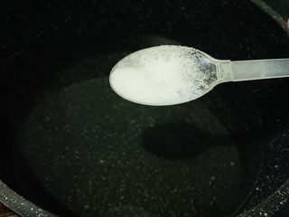 4、凉拌千张,加食用盐