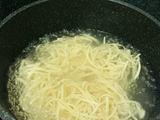 6、凉拌千张,大火煮3分钟