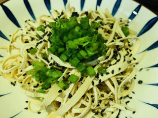 11、凉拌千张,撒葱粒