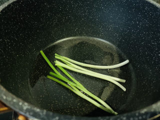 12、凉拌千张,锅加食用油，放入葱白