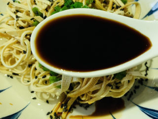 15、凉拌千张,加酱油