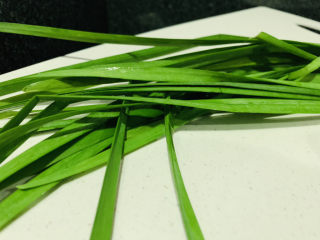 1、韭菜炒千张,韭菜，待用