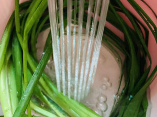 2、韭菜炒千张,冲洗干净