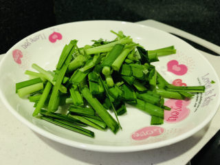 3、韭菜炒千张,切段