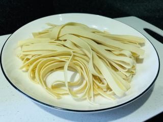 5、韭菜炒千张,切丝