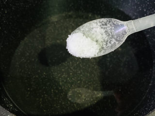 6、韭菜炒千张,锅加清水，加少许盐