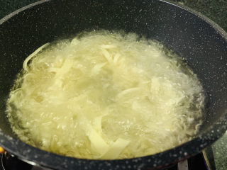 8、韭菜炒千张,水开，加千张，下锅，煮开