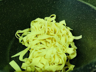 11、韭菜炒千张,锅加食用油，热锅，加千张，炒香