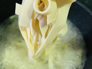 9、韭菜炒千张,夹起