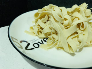 10、韭菜炒千张,先盛碗，待用