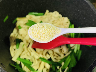 15、韭菜炒千张,加鸡精