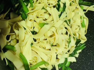 17、韭菜炒千张,翻炒均匀，起锅