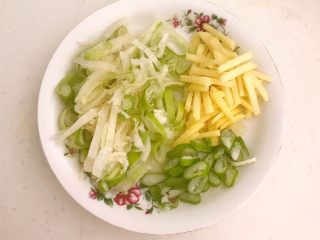 1、豉香蒸排骨,切葱花和姜丝