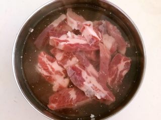 6、豉香蒸排骨,把排骨放入冷水中浸泡80分钟，每隔20分钟换一次水