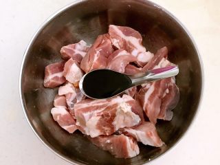 10、豉香蒸排骨,加入1勺生抽