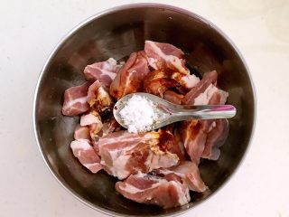 12、豉香蒸排骨,加入半勺白糖