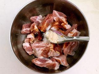 14、豉香蒸排骨,加入半勺鸡粉