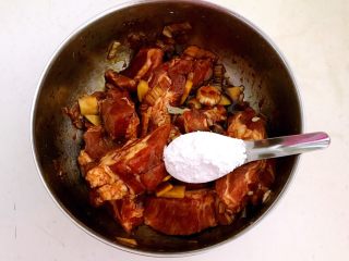 16、豉香蒸排骨,搅拌均匀后加入1勺玉米淀粉