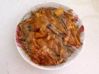 18、豉香蒸排骨,把调好味的排骨放入盘中，盖上保鲜膜，放入冰箱冷藏入味2小时左右