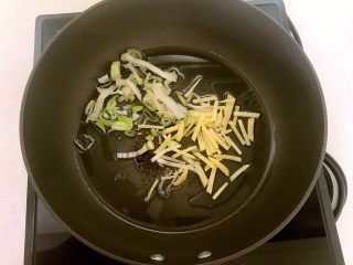 19、豉香蒸排骨,锅里加入少许大豆色拉油，放入花椒粉，葱花和姜丝